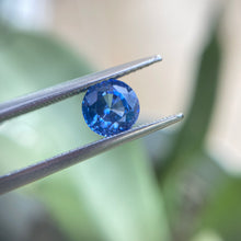 Load image into Gallery viewer, Blue sapphire round
