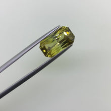Load and play video in Gallery viewer, Chrysoberyl 9.13 carat Natural
